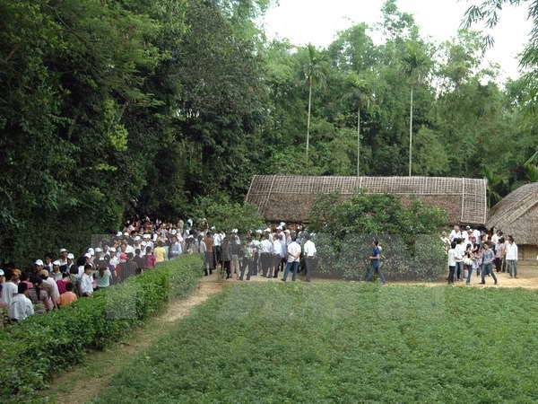 Người dân nô nức về Khu di tích Kim Liên tri ân Bác Hồ trong ngày 2/9 ảnh 1