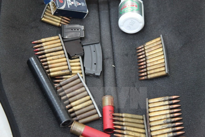 Tạm giữ hai đối tượng để điều tra hành vi mua bán, tự chế tạo súng ​ ảnh 1