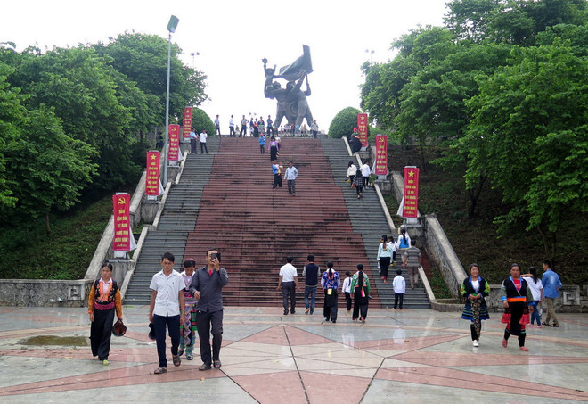 Khách tham quan các điểm di tích lịch sử ở Điện Biên tăng mạnh ảnh 1