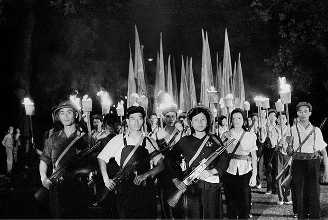 Tháng 5/1964, Phong trào “Ba sẵn sàng” được phát động trong thanh niên Thủ đô, sau đó lan rộng khắp miền Bắc, góp phần quan trọng vào thắng lợi của cuộc kháng chiến chống Mỹ, cứu nước. (Ảnh: TTXVN) Sáng mãi tinh thần của lực lượng Thanh niên xung phong Việt Nam ảnh 2