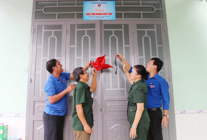 Đại diện Trung ương Đoàn tổ chức bàn giao nhà tình nghĩa cho gia đình cựu TNXP Vũ Như Lai, xã Buôn Tría, huyện Lắk, tỉnh Đắk Lắk, ngày 27/7/2018. (Ảnh: Hoài Thu/TTXVN) Sáng mãi tinh thần của lực lượng Thanh niên xung phong Việt Nam ảnh 4