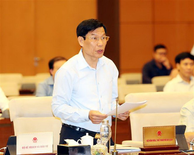 Bộ trưởng Bộ Văn hóa, Thể thao và Du lịch Nguyễn Ngọc Thiện trình bày Tờ trình. (Ảnh: Trọng Đức/TTXVN) Dự kiến tiếp tục họp trực tuyến tại Kỳ họp thứ 10 Quốc hội khóa XIV ảnh 2
