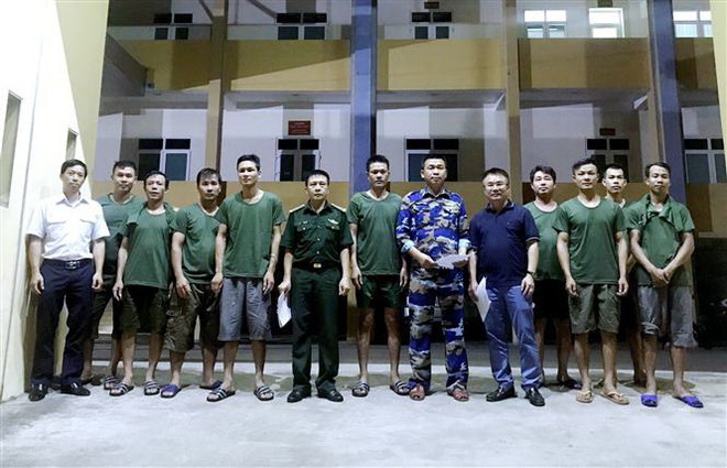 Cứu hộ thành công 9 thuyền viên gặp nạn do sự cố gãy tàu trên biển ảnh 1