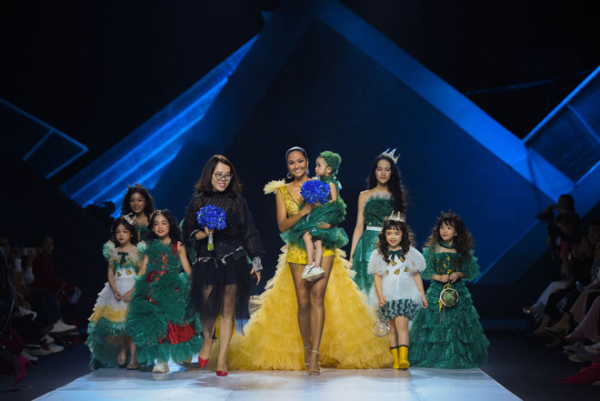 Đấu giá thiết kế thời trang để mua vật tư y tế tặng bác sỹ tuyến đầu ảnh 1