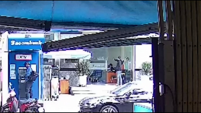 Vụ dùng súng cướp ngân hàng ở TP.HCM: Bắt giữ hai đối tượng ảnh 1