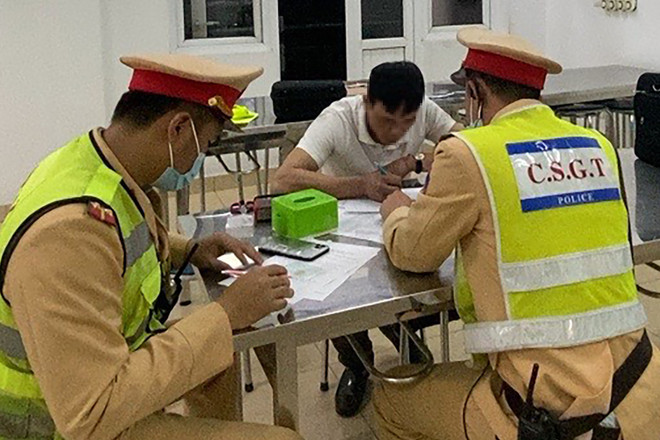 Phát hiện tài xế sử dụng ma túy, điều khiển ôtô hết hạn đăng kiểm ảnh 1