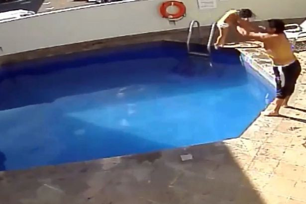 Phẫn nộ với gã bố dượng ném bé 3 tuổi xuống bể bơi rồi dìm chết ảnh 1