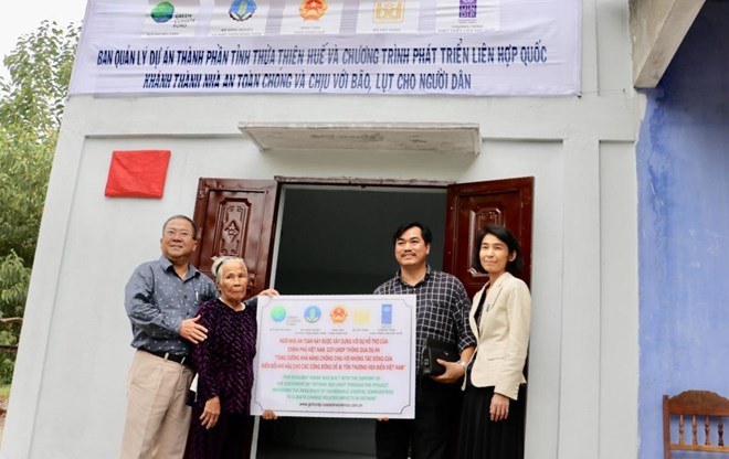 Bàn giao nhà chống bão lũ cho người dân nghèo tỉnh Thừa Thiên-Huế. (Nguồn: UNDP) Xây dựng hơn 3.500 căn nhà an toàn chống chịu bão ở các tỉnh ven biển ảnh 1