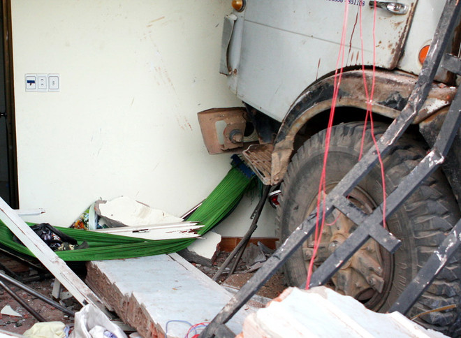 Hai xe ôtô đâm vào hàng loạt nhà dân làm 4 người thương vong ảnh 1