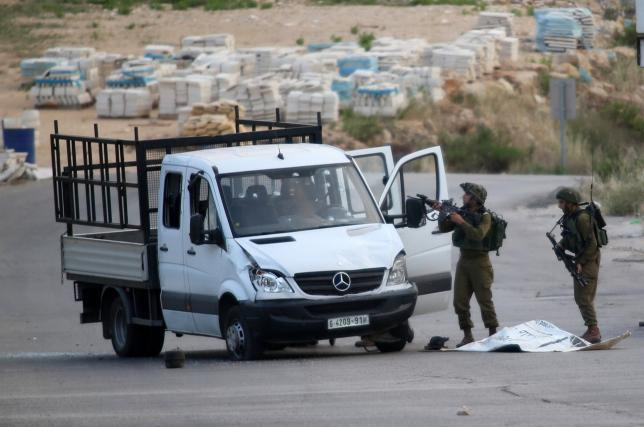 Một người Palestine lái xe đâm vào nhóm binh sỹ Israel ở Bờ Tây ảnh 1