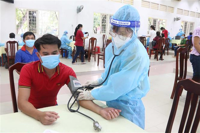 Tiêm vaccine ngừa COVID-19. (Nguồn: TTXVN) Những tỉnh nào yêu cầu người dân xét nghiệm, cách ly khi về đón Tết? ảnh 2