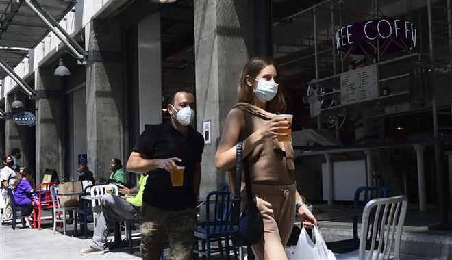 CDC Mỹ kêu gọi người dân đeo khẩu trang để ngăn COVID-19 lây lan ảnh 1