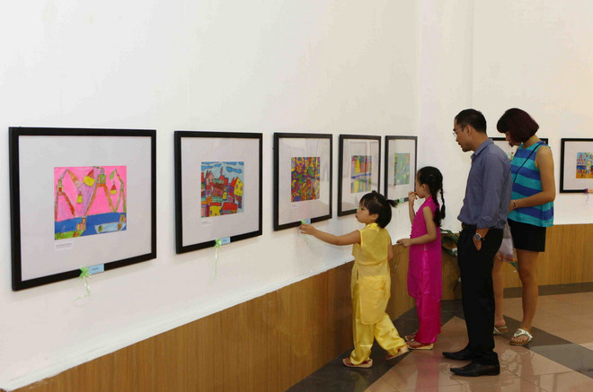 Triển lãm tranh kỷ niệm Ngày Gia đình, tình yêu và lòng chung thủy ảnh 1