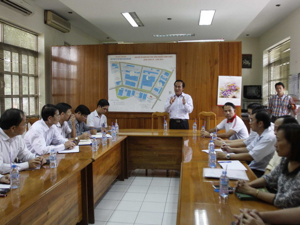Đoàn công tác TP.HCM làm việc với các nhà đầu tư tại Khu Công nghiệp Bình Chiểu, kêu gọi doanh nghiệp trở lại hoạt động sản xuất, kinh doanh. (Ảnh: Hoàng Hải/TTXVN) Bộ Công an khẳng định bảo vệ an toàn cho các nhà đầu tư ảnh 1