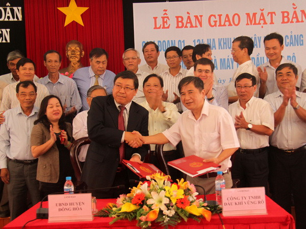 Ký kết biên bản bàn giao đất sạch xây dựng cảng Bãi Gốc. (Ảnh: Thế Lập/Vietnam+) Phú Yên bàn giao đất cho chủ đầu tư dự án Vũng Rô ảnh 1