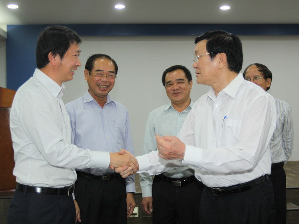 Chủ tịch nước Trương Tấn Sang thăm hỏi, động viên các nhà đầu tư tại Khu công nghiệp Việt Nam-Singapore ở Bình Dương. (Ảnh: Thanh Vũ/TTXVN) Chủ tịch nước thăm doanh nghiệp FDI tại tỉnh Bình Dương ảnh 1