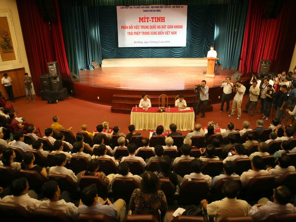 Một buổi míttinh phản đối Trung Quốc hạ đặt giàn khoan Haiyang Shiyou -981 trái phép trong vùng biển Việt Nam. (Nguồn: TTXVN) Không chỉ xuống đường mới là thể hiện lòng yêu nước ảnh 1