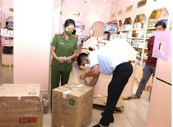 Đồng Nai: Tạm giữ 18 thùng 'mỹ phẩm xách tay' chưa rõ xuất xứ ảnh 1