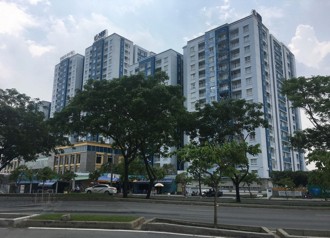 Chung cư Carina Plaza sau hơn 2 tháng xảy ra vụ cháy. Việc sửa chữa khắc phục vẫn chưa được tiến hành. (Ảnh: Thanh Vũ/TTXVN) Cư dân Carina mong ngóng ngày trở về sau 3 tháng "sống lay lắt" ảnh 1