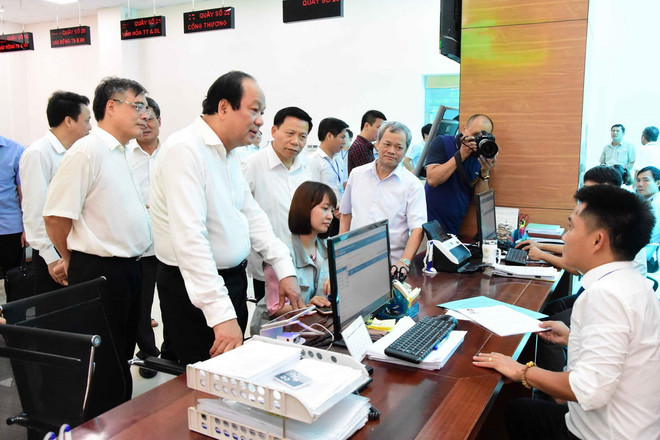 Tổ công tác của Thủ tướng Chính phủ do ông Mai Tiến Dũng, Ủy viên Trung ương Đảng, Bộ trưởng, Chủ nhiệm Văn phòng Chính phủ dẫn đầu thăm mô hình Trung tâm hành chính công tỉnh Bắc Ninh. (Ảnh: Thái Hùng/TTXVN) Tổ công tác của Thủ tướng Chính phủ làm việc tại Bắc Ninh ảnh 2