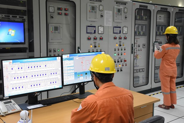 Nhân viên EVNHANOI vận hành hệ thống điện. (Ảnh: PV/Vietnam+) Thanh tra cung ứng điện: TGĐ EVN chịu trách nhiệm về nội dung báo cáo ảnh 1