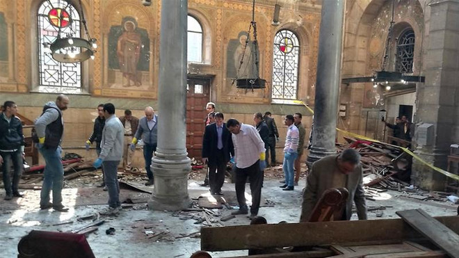 Hiện trường vụ đánh bom ở Cairo. (Nguồn: AP) Vụ tấn công nhà thờ Công giáo ở Cairo là đánh bom liều chết ảnh 1