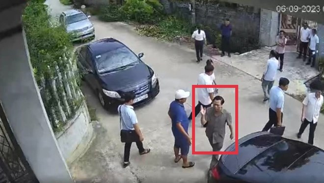 Ông Nguyễn Tiến Dũng bị tố có những phát ngôn thiếu chuẩn mực với người dân khi làm nhiệm vụ. (Ảnh cắt từ clip) Ninh Bình: Phó Giám đốc Sở Tài nguyên có phát ngôn thiếu chuẩn mực ảnh 1