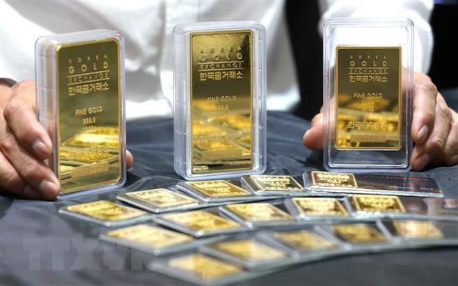 Vàng miếng được trưng bày tại sàn giao dịch ở Seoul, Hàn Quốc. (Ảnh: Yonhap/TTXVN) Giá vàng thế giới giảm nhẹ nhưng vẫn gần mức cao nhất trong 6 năm ảnh 1