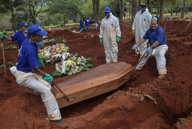 Chôn cất thi thể bệnh nhân mắc COVID-19 tại Sao Paulo, Brazil ngày 31/3/2020. (Ảnh: AFP/TTXVN) Tình hình dịch COVID-19 tại châu Mỹ: Số ca nhiễm virus tăng mạnh ảnh 1