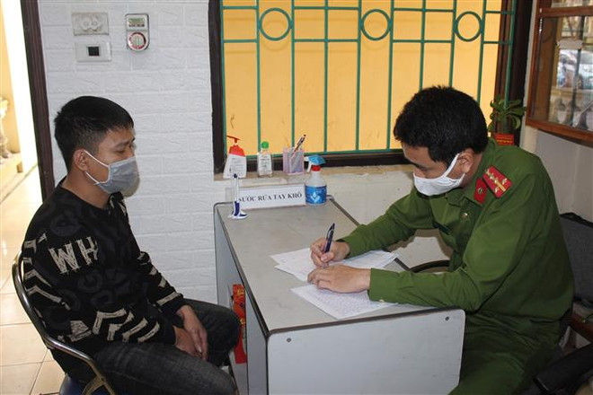 Đối tượng Lê Quang Huy có hành vi cướp máy đo thân nhiệt. (Ảnh: TTXVN) Nghiêm trị những hành vi vi phạm về phòng, chống dịch COVID-19 ảnh 1