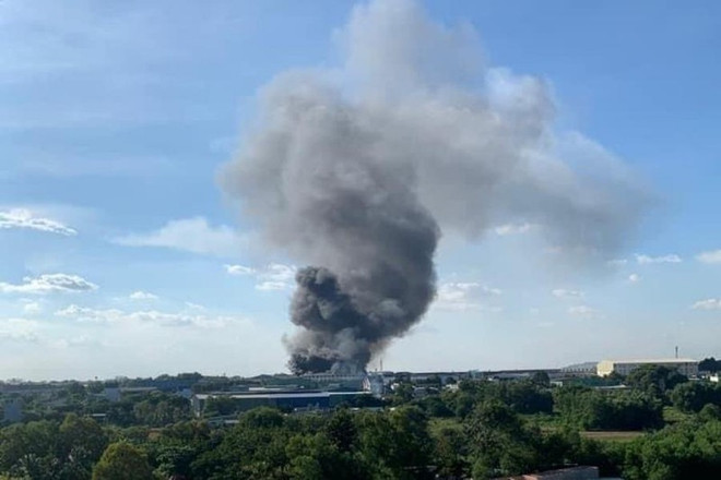 Cháy xưởng gỗ rộng 10.000m2 tại Bình Dương khiến 3 người bị bỏng ảnh 1