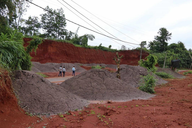 Đắk Nông: Một doanh nghiệp đổ hàng trăm khối chất thải ra môi trường ảnh 1