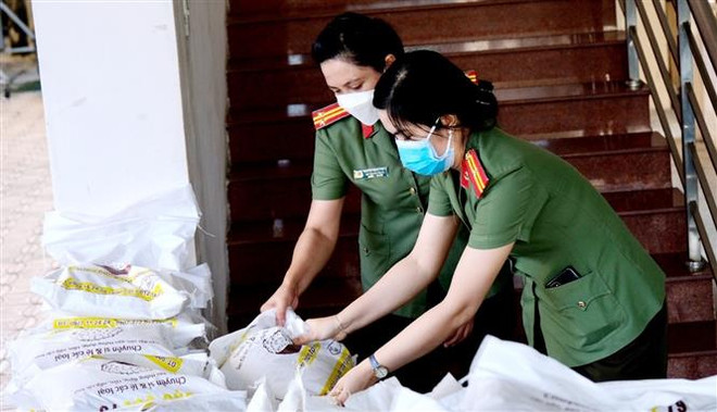 Hỗ trợ 2.000 phần quà cho phụ nữ, trẻ em ở Hậu Giang, Sóc Trăng và Cần Thơ. (Ảnh: TTXVN) Cần Thơ: Trao tặng 2.000 phần quà tiếp sức cho phụ nữ, trẻ em ảnh 1