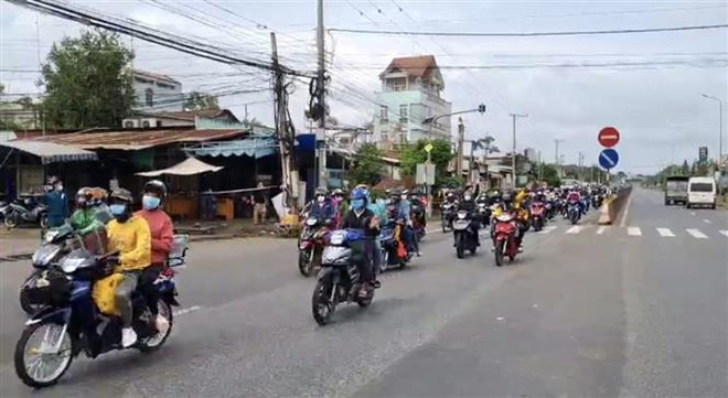 Người dân đi xe máy về quê. (Ảnh minh họa. Nguồn: TTXVN) Thông tin mới về việc đi lại giữa TP.HCM, Đồng Nai và Tây Ninh ảnh 2