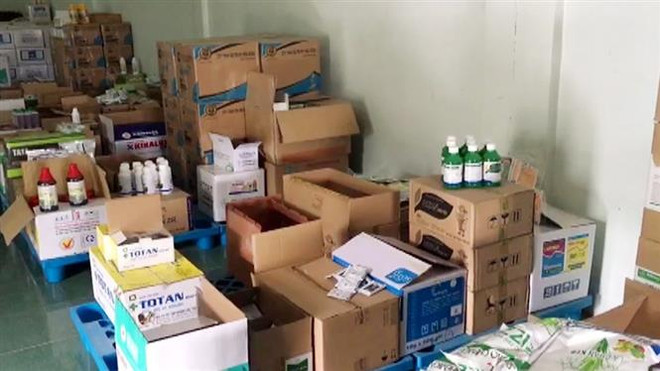 Số tang vật được lực lượng chức năng phát hiện, tạm giữ. (Ảnh: TTXVN phát) An Giang: Phát hiện doanh nghiệp kinh doanh thuốc bảo vệ thực vật cấm ảnh 1