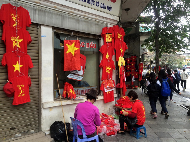 Chung kết U23 châu Á: Hà Nội rợp cờ đỏ sao vàng trước giờ bóng lăn ảnh 1