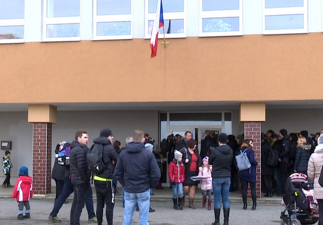 Bầu cử Tổng thống Séc vòng hai: Cử trí tích cực đi bỏ phiếu ảnh 1