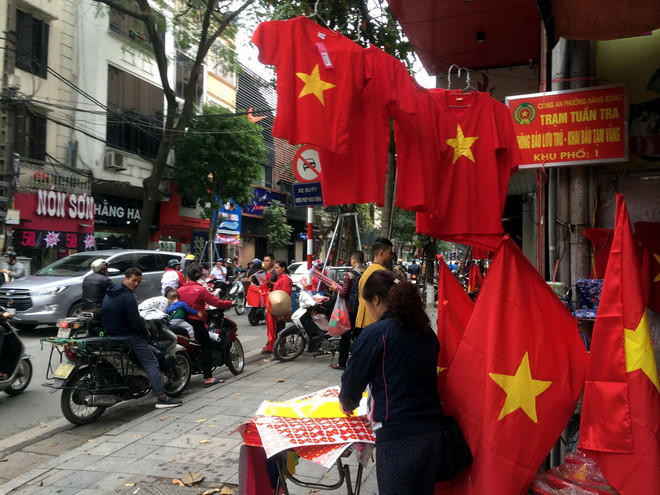 Chung kết U23 châu Á: Hà Nội rợp cờ đỏ sao vàng trước giờ bóng lăn ảnh 3