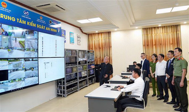 Ứng dụng căn cước công dân gắn chip điện tử, VNEID phục vụ kiểm soát an ninh và chấm công tại doanh nghiệp được triển khai thí điểm tại Công ty Cổ phần Ximăng Xuân Thành. (Ảnh: Nguyễn Chinh/TTXVN) Ứng dụng căn cước công dân gắn chip kiểm soát an ninh và chấm công ảnh 2