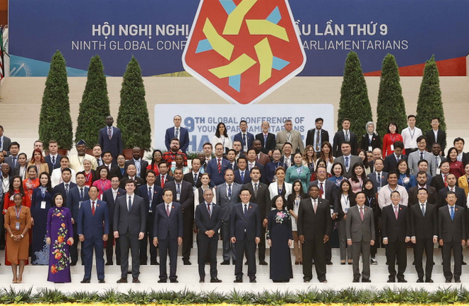Chủ tịch Quốc hội Vương Đình Huệ, Thường trực Ban Bí thư Trương Thị Mai cùng các đại biểu chụp ảnh chung. (Ảnh: TTXVN) Tạo điều kiện để giới trẻ đóng góp cho hòa bình, thịnh vượng ảnh 1