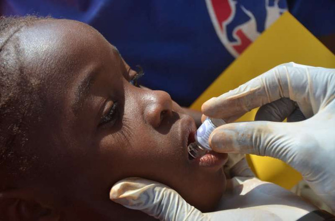 Uống vắcxin phòng dịch tả ở Tanzania. (Nguồn: UNHCR) Dịch tả tái bùng phát tại Tanzania làm ít nhất 7 người tử vong ảnh 1