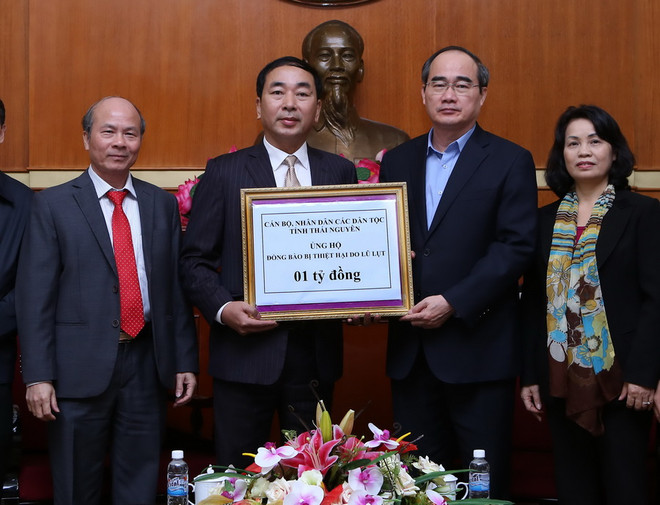 Ông Nguyễn Thiện Nhân, Ủy viên Bộ Chính trị, Chủ tịch Ủy ban Trung ương Mặt trận Tổ quốc Việt Nam tiếp nhân 1 tỷ đồng của cán bộ, nhân dân các dân tộc tỉnh Thái Nguyên ủng hộ đồng bào miền Trung. (Ảnh: Nguyễn Dân/TTXVN) Thái Nguyên trao số tiền 1 tỷ đồng giúp đỡ đồng bào miền Trung ảnh 1