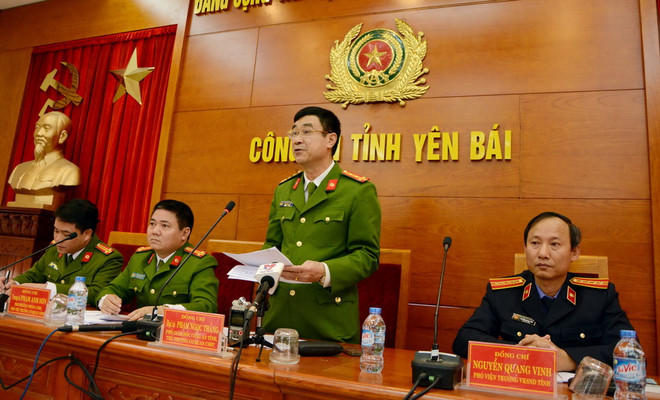 Đại tá Phạm Ngọc Thắng, Phó Giám đốc Công an tỉnh, Thủ trưởng Cơ quan cảnh sát điều tra Công an tỉnh Yên Bái thông tin cho các cơ quan báo chí về vụ án. (Ảnh: Thế Duyệt/TTXVN) Chính thức công bố kết quả điều tra vụ nổ súng tại tỉnh Yên Bái ảnh 1