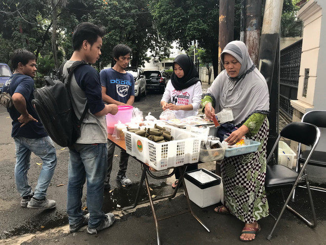 Cuộc sống thường ngày của người dân Indonesia sau loạt vụ đánh bom ảnh 1