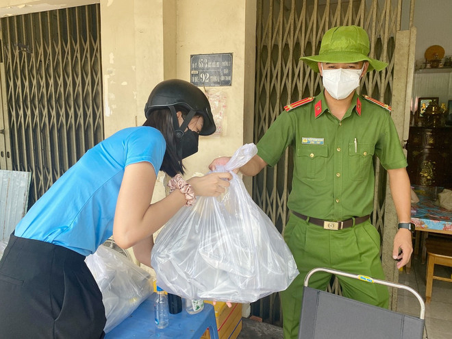 Á hậu Ngọc Thảo trao suất ăn cho tuyến đầu chống dịch. (Ảnh: CTV/Vietnam+) Hoa hậu Tiểu Vy làm ‘shipper’ giao cơm cho tuyến đầu chống dịch ảnh 1