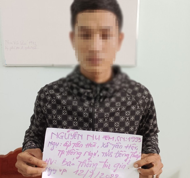 Đối tượng Nguyễn Nu Em tại cơ quan công an. (Ảnh: TTXVN phát) An Giang: Xử phạt đối tượng báo tin giả đến cơ quan công an ảnh 1