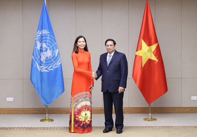 Thủ tướng Phạm Minh Chính tiếp bà Pauline Tamesis, Điều phối viên thường trú của Liên hợp quốc tại Việt Nam. (Ảnh: Dương Giang/TTXVN) Việt Nam tiếp tục thúc đẩy các hoạt động hợp tác với Liên hợp quốc ảnh 1