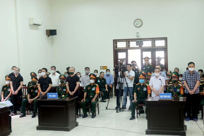 Các bị cáo trình diện trước Hội đồng xét xử. (Ảnh: Kim Anh/TTXVN) Vụ buôn lậu gần 200 triệu lít xăng: Bất nhất lời khai của bị cáo ảnh 1