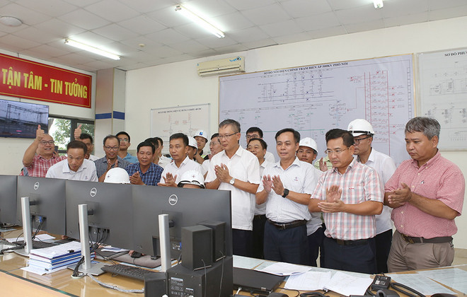 Lãnh đạo EVNNPT, NPMB cùng các đơn vị liên quan chứng kiến thời khắc đóng điện của Dự án. (Nguồn: EVNNPT) dong dien du an.jpg