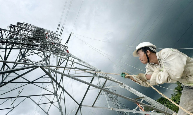 Thi công đường dây 500kV mạch 3. (Ảnh: Việt Hoàng/TTXVN) ttxvn_duong day 500kV_2.jpg